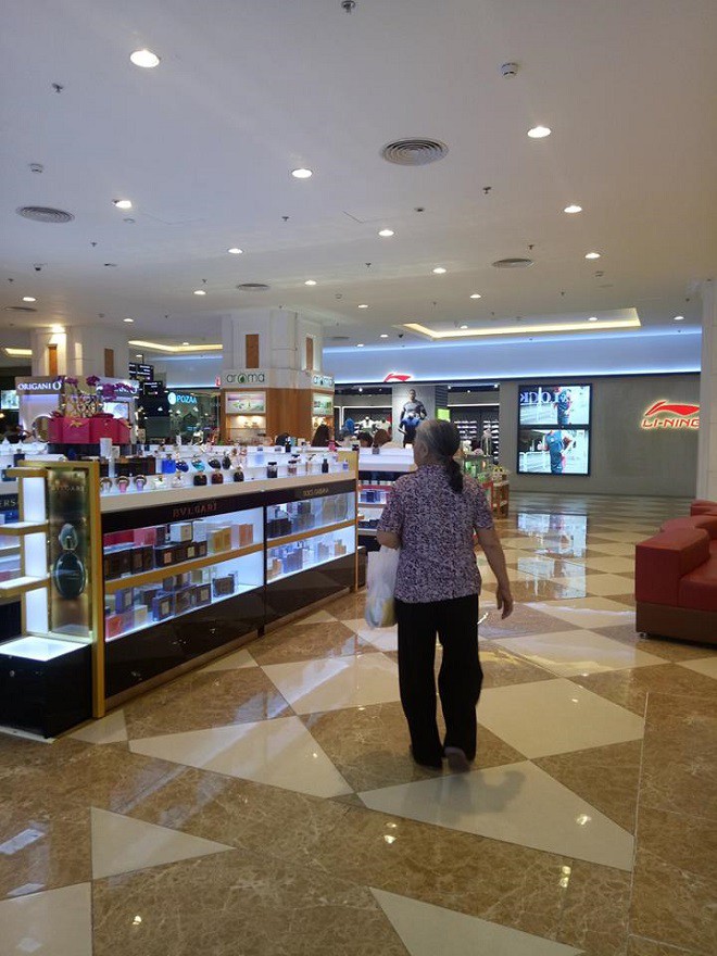 Lần đầu bước khỏi lũy tre làng lên thủ đô chơi, cụ bà mong có 200 triệu để mua cả trung tâm thương mại