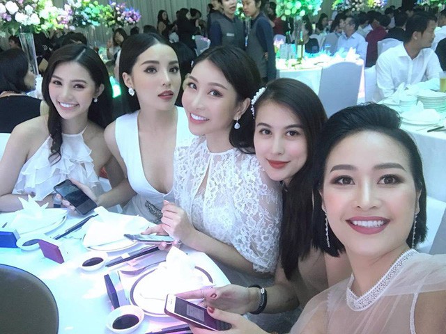 Những hội bạn thân toàn mỹ nhân nổi tiếng của showbiz Việt: Đứng một mình đã nổi bật, đi cạnh nhau càng khiến công chúng xuýt xoa Những hội bạn thân toàn mỹ nhân nổi tiếng của showbiz Việt: Đứng một mình đã nổi bật, đi cạnh nhau càng khiến công chúng xuýt xoa