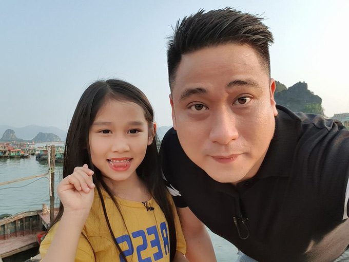 Con gái 7 tuổi của Minh Tiệp có khiếu làm mẫu từ bé