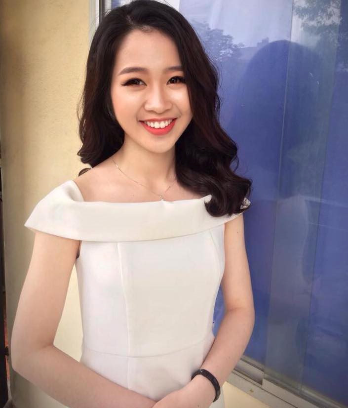 Nhan sắc đời thường của tân hoa khôi Ngoại giao giỏi tiếng Anh