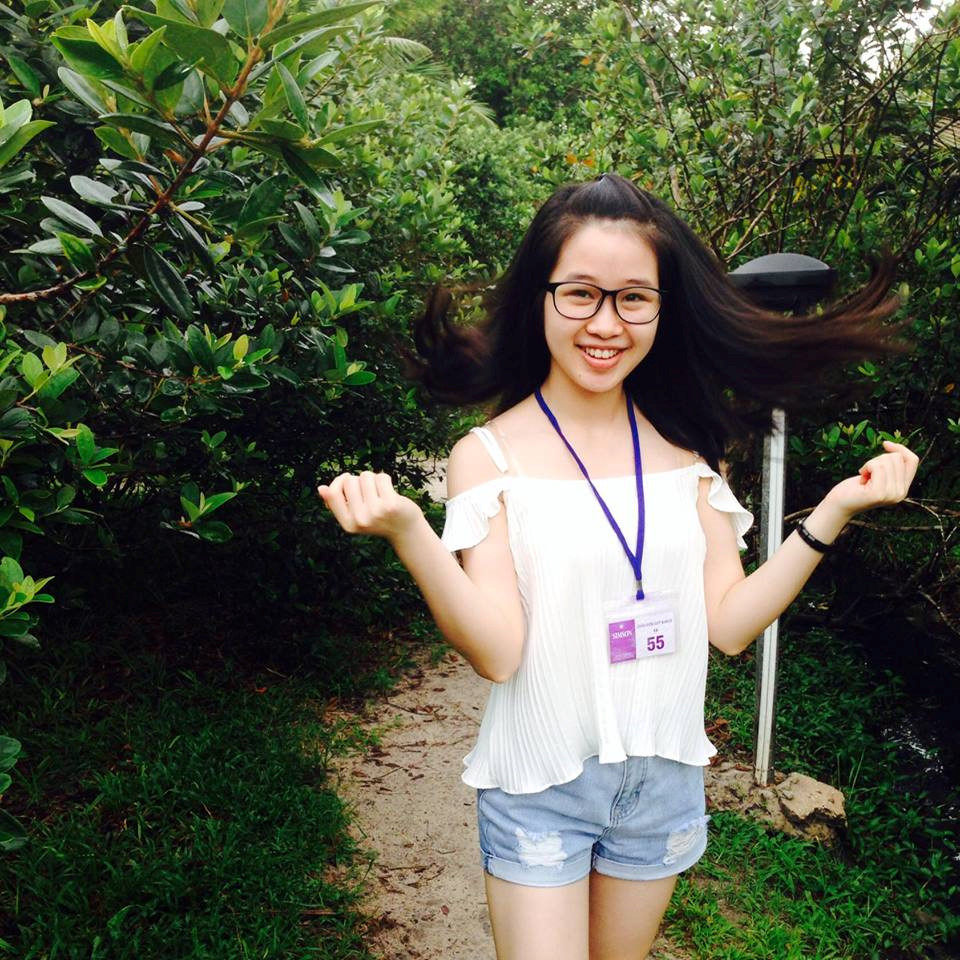 Nhan sắc đời thường của tân hoa khôi Ngoại giao giỏi tiếng Anh