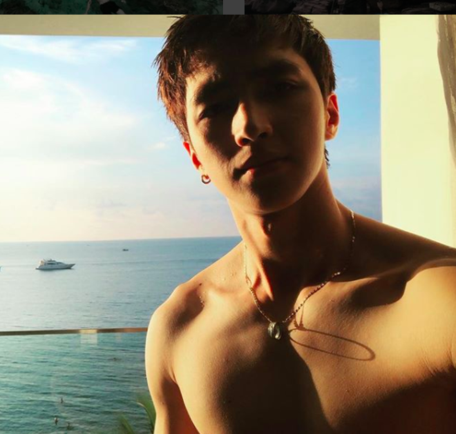 Bình An khoe ảnh cởi trần, nhưng tất cả những gì người khác hâm mộ lại là cơ bụng 6 múi của... bố chàng hot boy