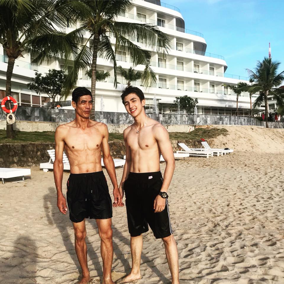 Bình An khoe ảnh cởi trần, nhưng tất cả những gì người khác hâm mộ lại là cơ bụng 6 múi của... bố chàng hot boy