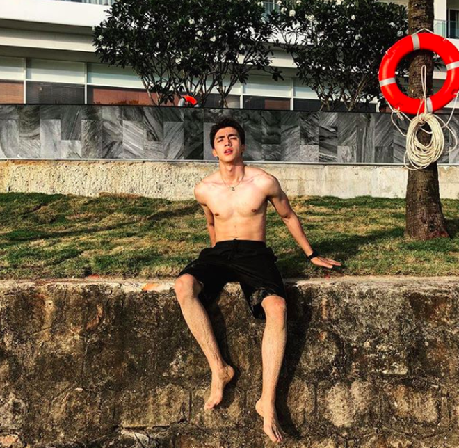 Bình An khoe ảnh cởi trần, nhưng tất cả những gì người khác hâm mộ lại là cơ bụng 6 múi của... bố chàng hot boy Bình An khoe ảnh cởi trần, nhưng tất cả những gì người khác hâm mộ lại là cơ bụng 6 múi của... bố chàng hot boy