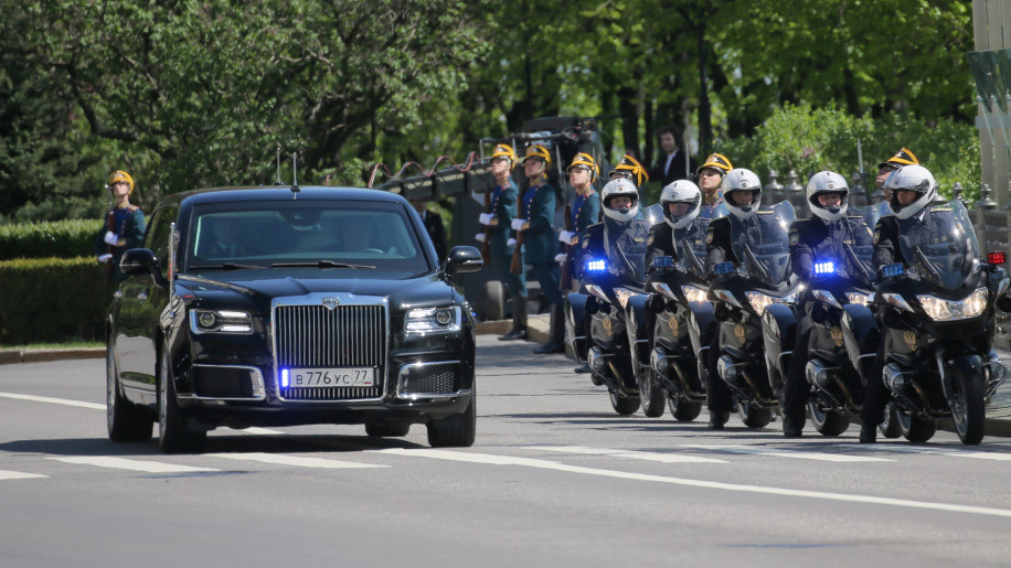 Siêu limousine do Nga tự sản xuất đưa ông Putin đi nhậm chức