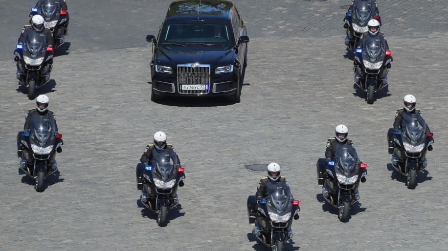 Siêu limousine do Nga tự sản xuất đưa ông Putin đi nhậm chức