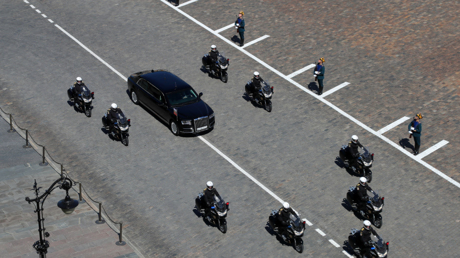 Siêu limousine do Nga tự sản xuất đưa ông Putin đi nhậm chức