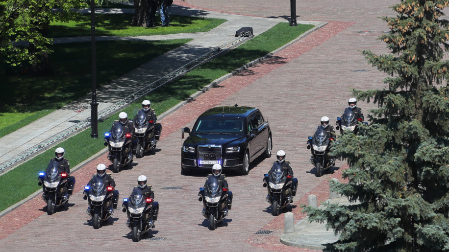 Siêu limousine do Nga tự sản xuất đưa ông Putin đi nhậm chức