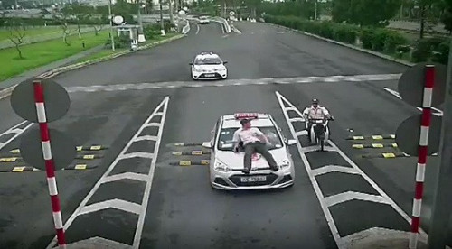 Bắt khẩn cấp tài xế taxi hất nhân viên An ninh hàng không Nội Bài lên nắp capo