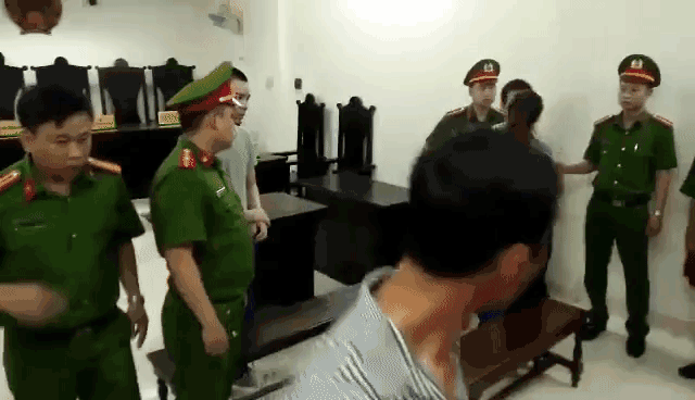 Nhận án tử hình, Thọ sứt vẫn bình tĩnh tranh thủ hôn trộm bạn gái cũ trước khi rời tòa