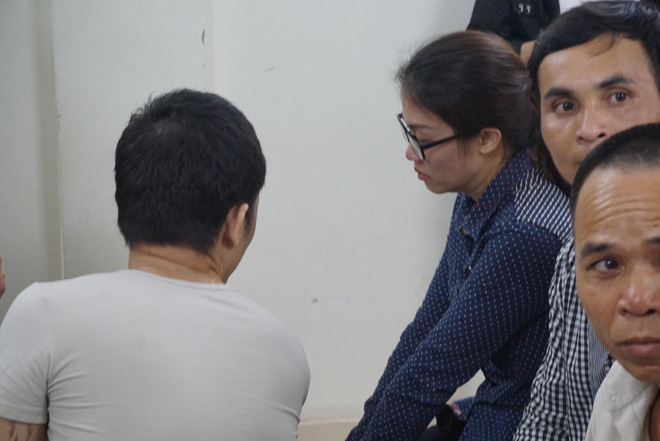 Nhận án tử hình, Thọ sứt vẫn bình tĩnh tranh thủ hôn trộm bạn gái cũ trước khi rời tòa