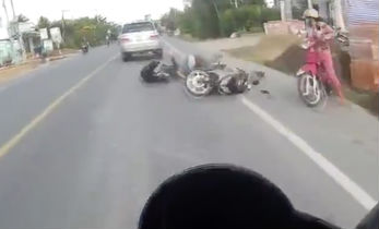 Cả gia đình thoát chết trong gang tấc sau va chạm với ô tô trên Quốc lộ