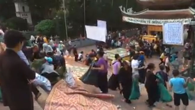 Clip: Hàng trăm người dân đổ xô hôi đồ cúng, cướp lộc ở chùa Hương