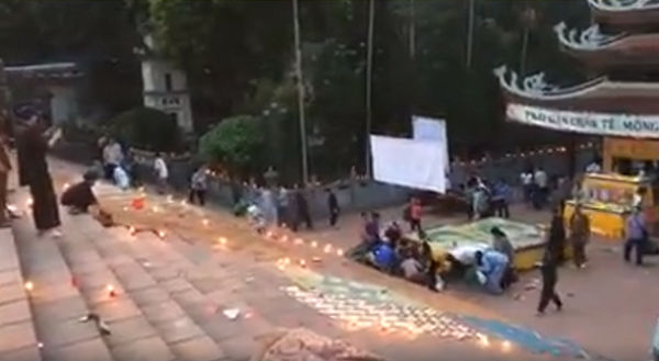 Clip: Hàng trăm người dân đổ xô hôi đồ cúng, cướp lộc ở chùa Hương