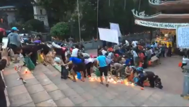 Clip: Hàng trăm người dân đổ xô hôi đồ cúng, cướp lộc ở chùa Hương