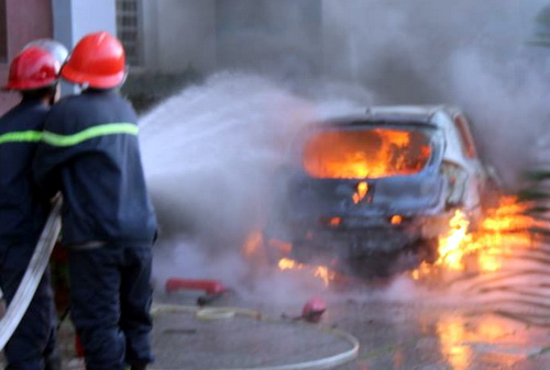 Ôtô đậu trong khách sạn bốc cháy sau tiếng nổ