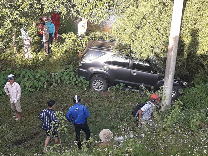 Vây bắt người lái ô tô lao xuống vực sau khi vượt 3 chốt CSGT