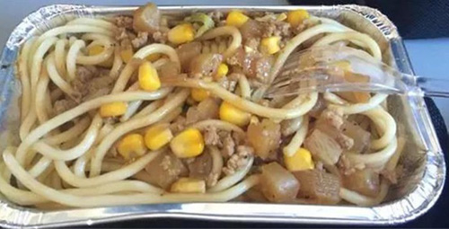 Khách Trung Quốc kiện hãng bay vì ăn phải nhẫn