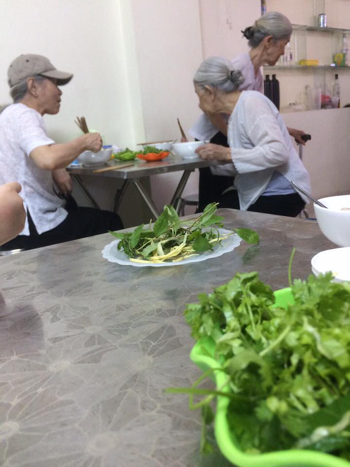 Góc bạn thân: Ba cụ bà đều đặn đi ăn bún riêu với nhau một tuần hai lần trong suốt nhiều năm