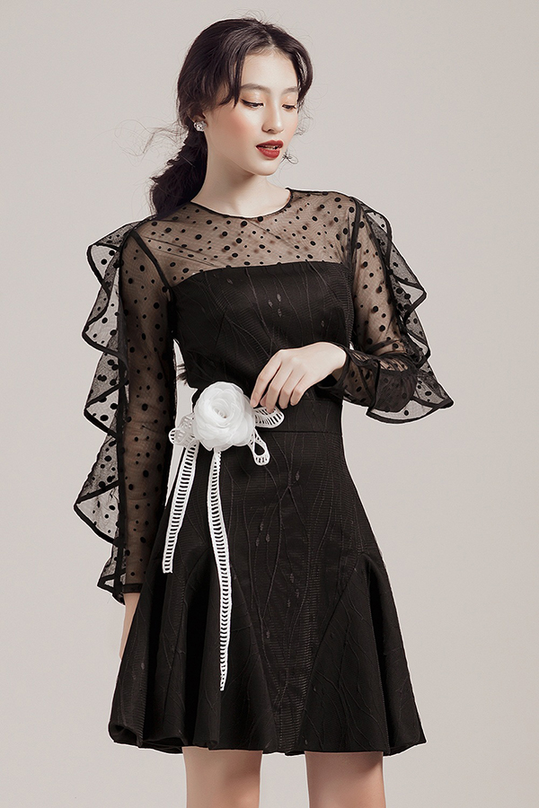 Biến tấu trên trang phục trắng đen mùa hè