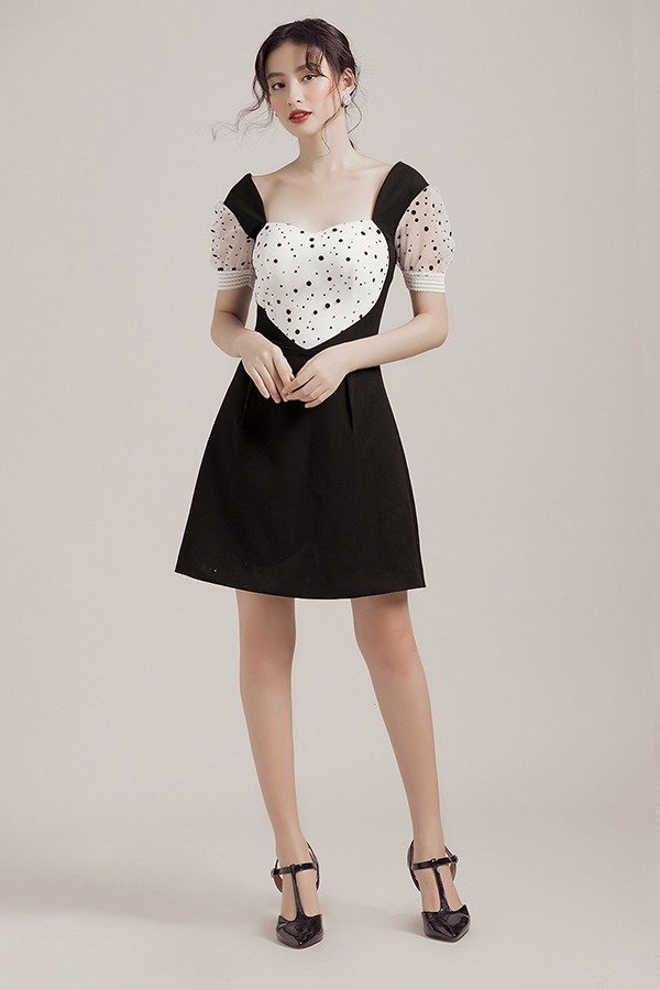 Biến tấu trên trang phục trắng đen mùa hè