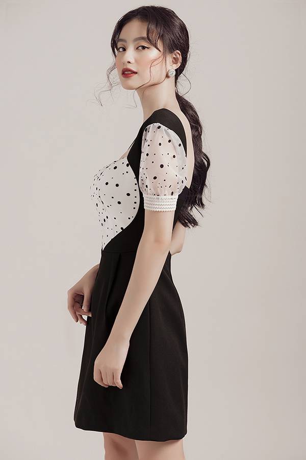 Biến tấu trên trang phục trắng đen mùa hè