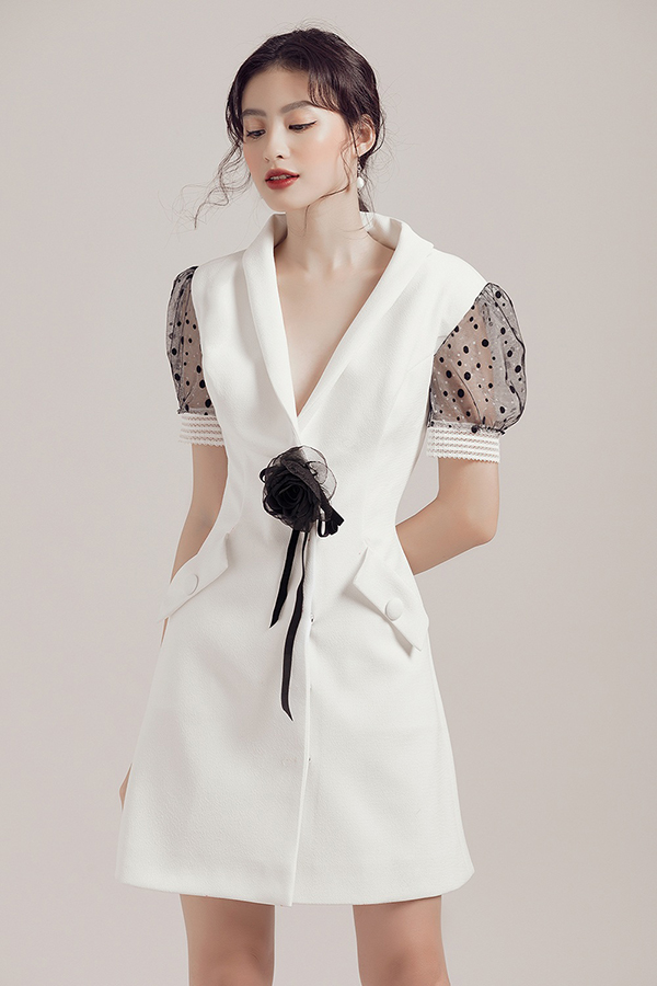 Biến tấu trên trang phục trắng đen mùa hè