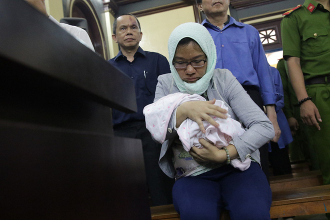 Người phụ nữ mang con sơ sinh tới tòa liên quan đến đại gia Hứa Thị Phấn như thế nào?