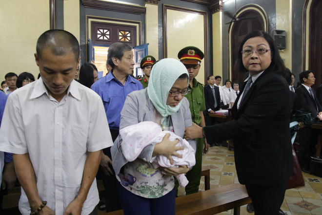 Người phụ nữ mang con sơ sinh tới tòa liên quan đến đại gia Hứa Thị Phấn như thế nào?