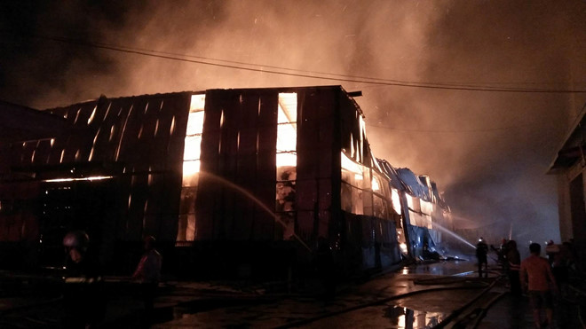 Đang cháy lớn tại Khu công nghiệp Vĩnh Lộc