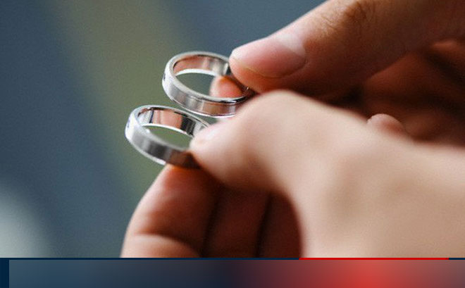 Mua nhẫn cưới rẻ tiền bị nhân viên nói kháy, cô gái chỉ nói 1 câu, đối phương phải xin lỗi