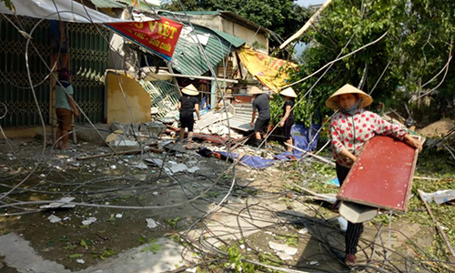 Lốc xoáy quật gãy cột phát sóng viễn thông, đè sập nhà