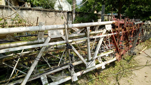 Lốc xoáy quật gãy cột phát sóng viễn thông, đè sập nhà