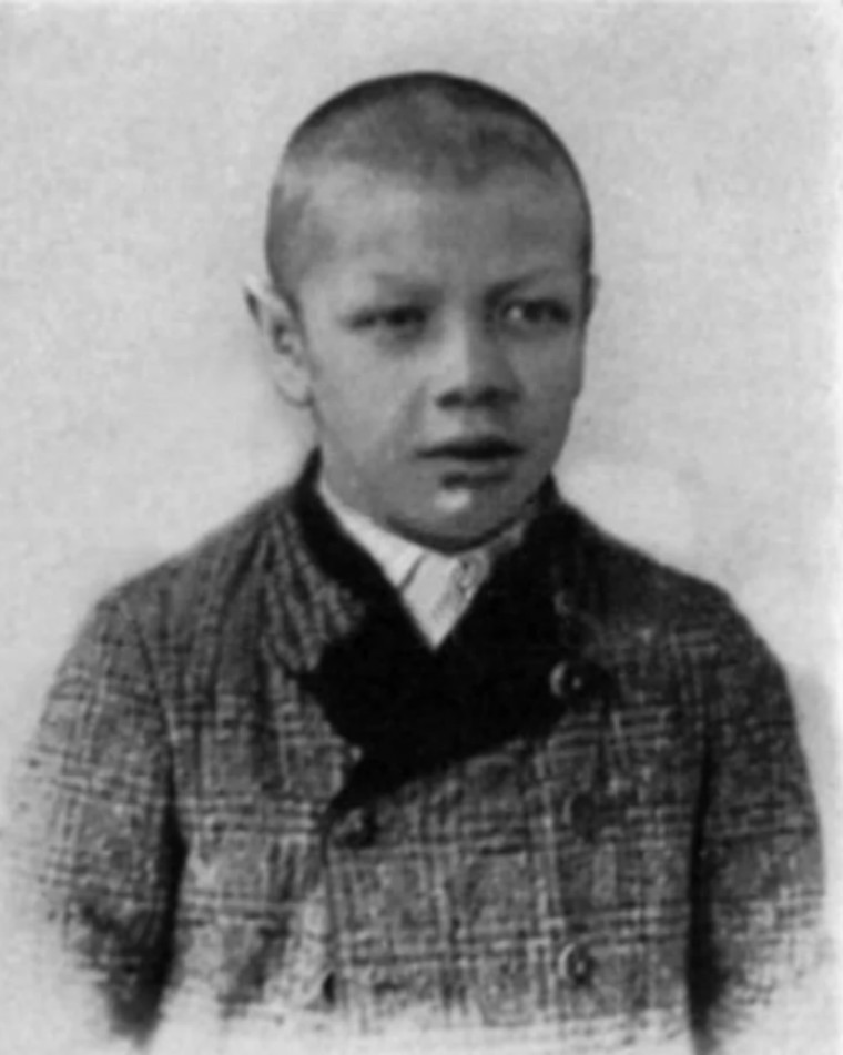 Câu chuyện kỳ lạ của người đàn ông sinh ra là người lùn nhưng đến khi chết đi lại trong hình hài người khổng lồ