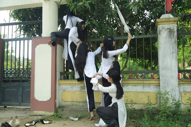 Dòng chữ cuối trên tấm bảng tin của ban giám hiệu khiến tất cả bật cười thích thú