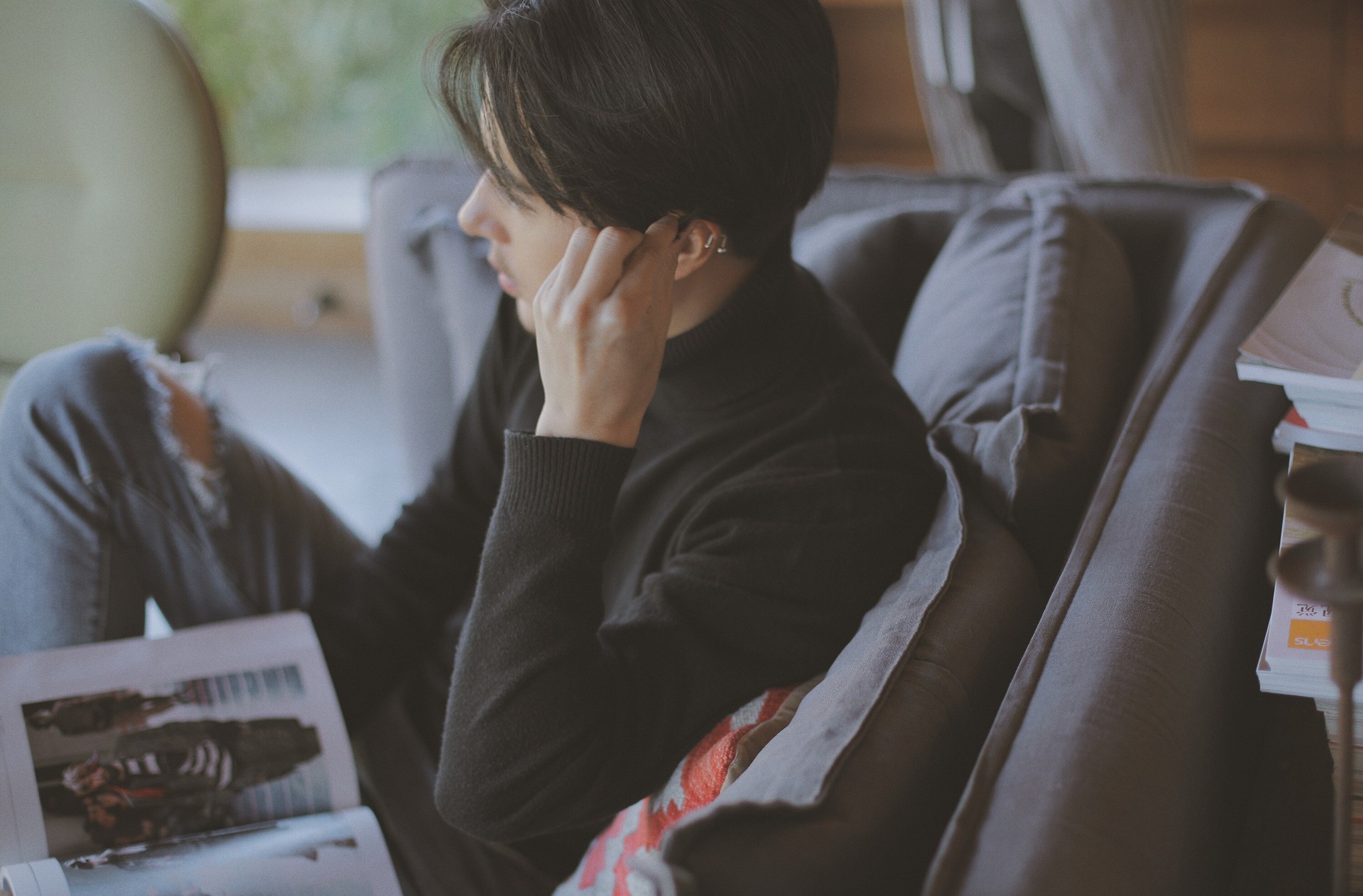 Chàng người mẫu xứ Trung chứng minh con trai cứ để râu là nam tính và cool ngầu hết phần người khác