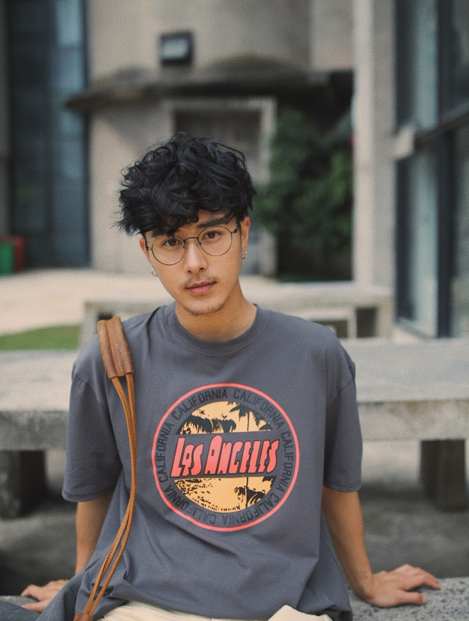 Chàng người mẫu xứ Trung chứng minh con trai cứ để râu là nam tính và cool ngầu hết phần người khác Chàng người mẫu xứ Trung chứng minh con trai cứ để râu là nam tính và cool ngầu hết phần người khác