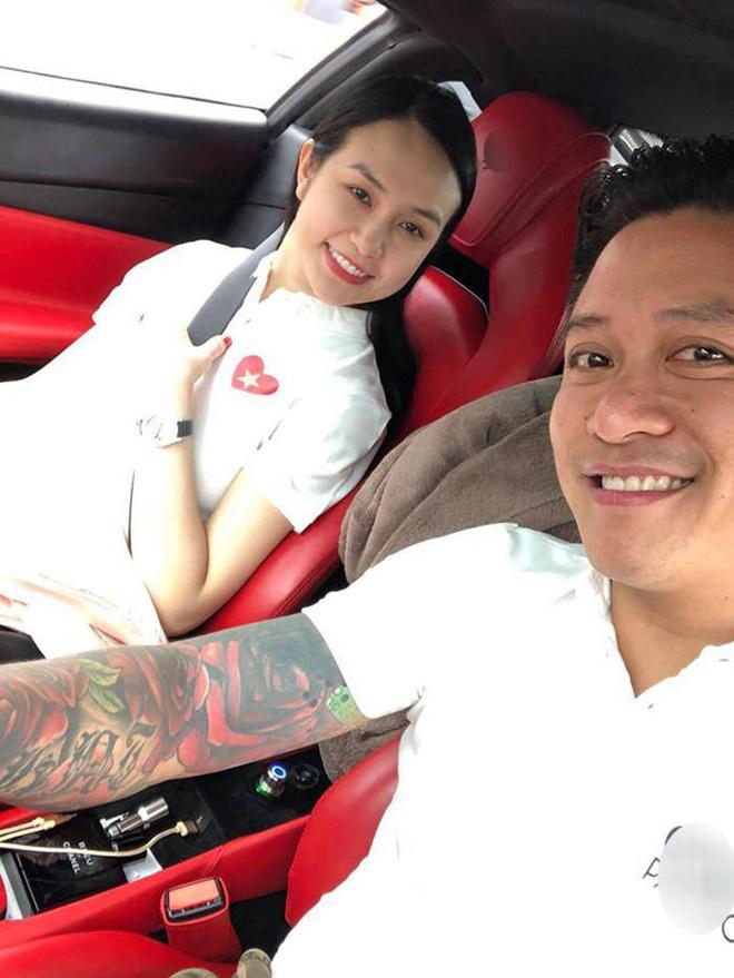 Dù đang nằm trên giường bệnh truyền nước, Tuấn Hưng vẫn gửi tới vợ những lời ngọt ngào