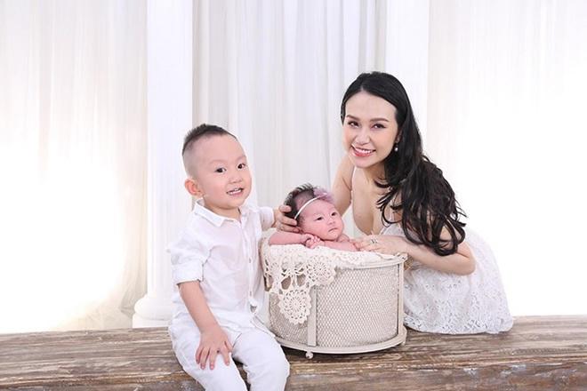 Dù đang nằm trên giường bệnh truyền nước, Tuấn Hưng vẫn gửi tới vợ những lời ngọt ngào