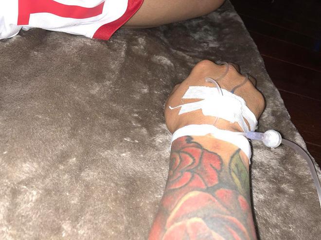 Dù đang nằm trên giường bệnh truyền nước, Tuấn Hưng vẫn gửi tới vợ những lời ngọt ngào