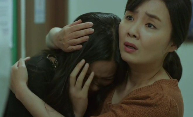 Nàng dâu bị mẹ chồng chì chiết vì không biết đẻ con trai và hành động quả quyết của mẹ đẻ khi vô tình nghe thấy