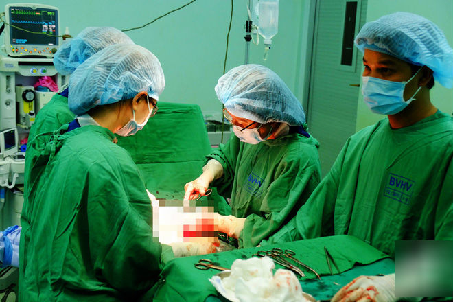 TP.HCM: Bác sĩ mổ khẩn cấp trong 8 phút cứu thai nhi bị sa dây rốn trong bụng mẹ