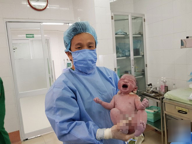 TP.HCM: Bác sĩ mổ khẩn cấp trong 8 phút cứu thai nhi bị sa dây rốn trong bụng mẹ