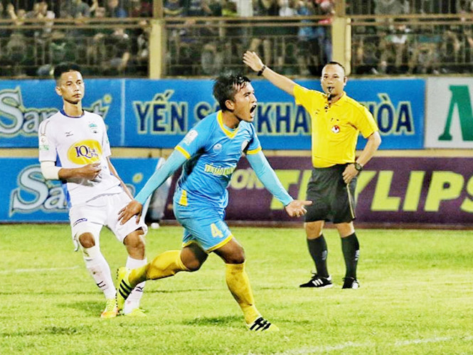 Bê bối trọng tài Việt Nam: Vì sao mùa nào cũng có tiếng còi méo ?