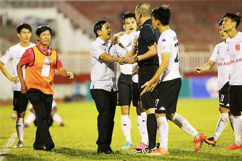 Bê bối trọng tài Việt Nam: Vì sao mùa nào cũng có tiếng còi méo ?