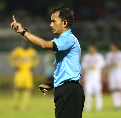 Bê bối trọng tài Việt Nam: Vì sao mùa nào cũng có tiếng còi méo ?