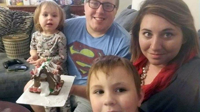 Cá sấu dài gần 3m bò qua cao tốc, 3 mẹ con tử nạn