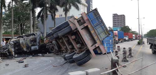 Hải Phòng: 2 xe container đâm nhau kinh hoàng, ít nhất 1 người chết Hải Phòng: 2 xe container đâm nhau kinh hoàng, ít nhất 1 người chết