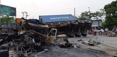 Hải Phòng: 2 xe container đâm nhau kinh hoàng, ít nhất 1 người chết Hải Phòng: 2 xe container đâm nhau kinh hoàng, ít nhất 1 người chết
