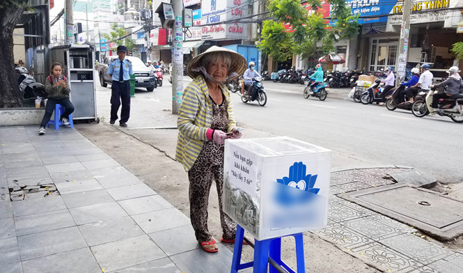 Thùng tiền khó khăn, hãy lấy 3 tờ ở Sài Gòn: Có người lấy cả bao gom tiền